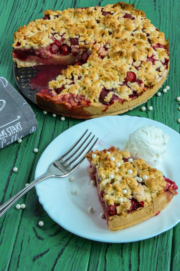 Sweet Cherry Pie with Crumble Topping