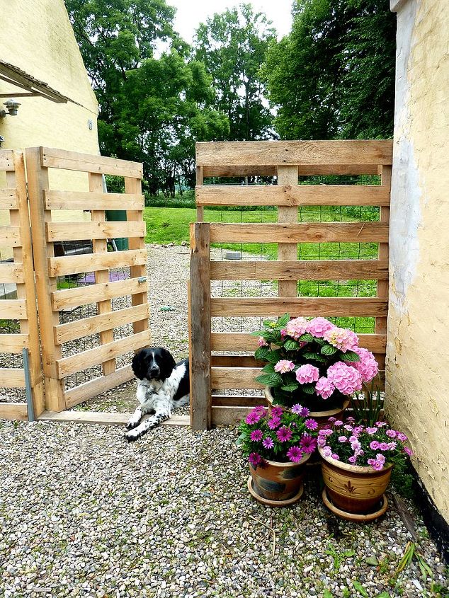 Make a Pallet Fence That Will Cost you Nothing