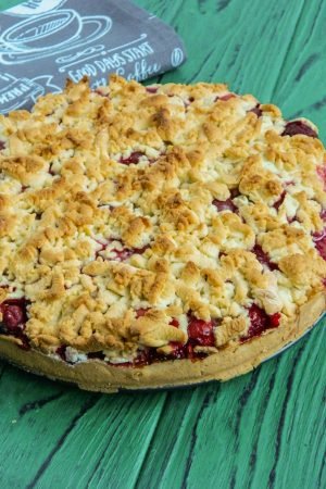 Fresh Cherry Crumb Pie