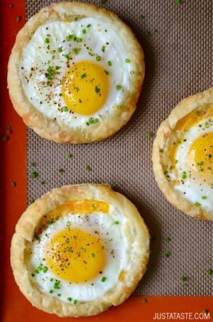 Cheesy Puff Pastry Baked Eggs Recipe